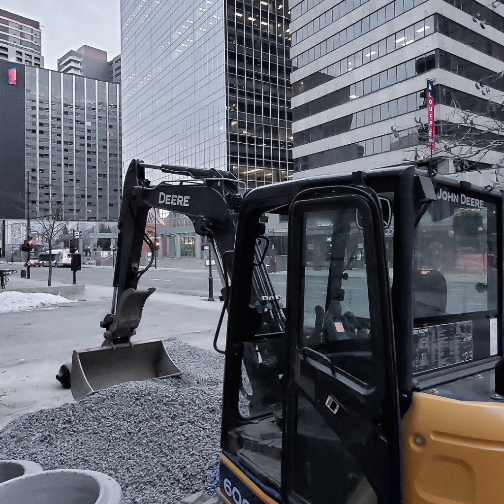 Excavation Gauthier travaillant sur un chantier du centre-ville de Montréal.